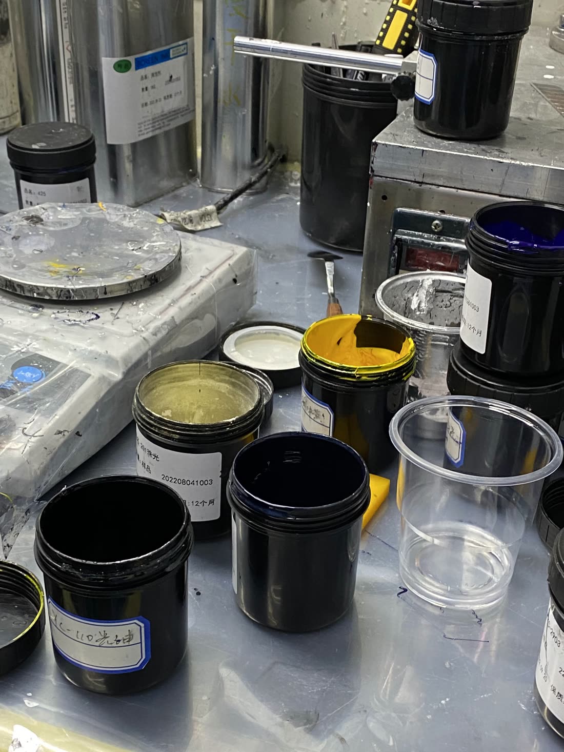 Pigment pots during colour matching