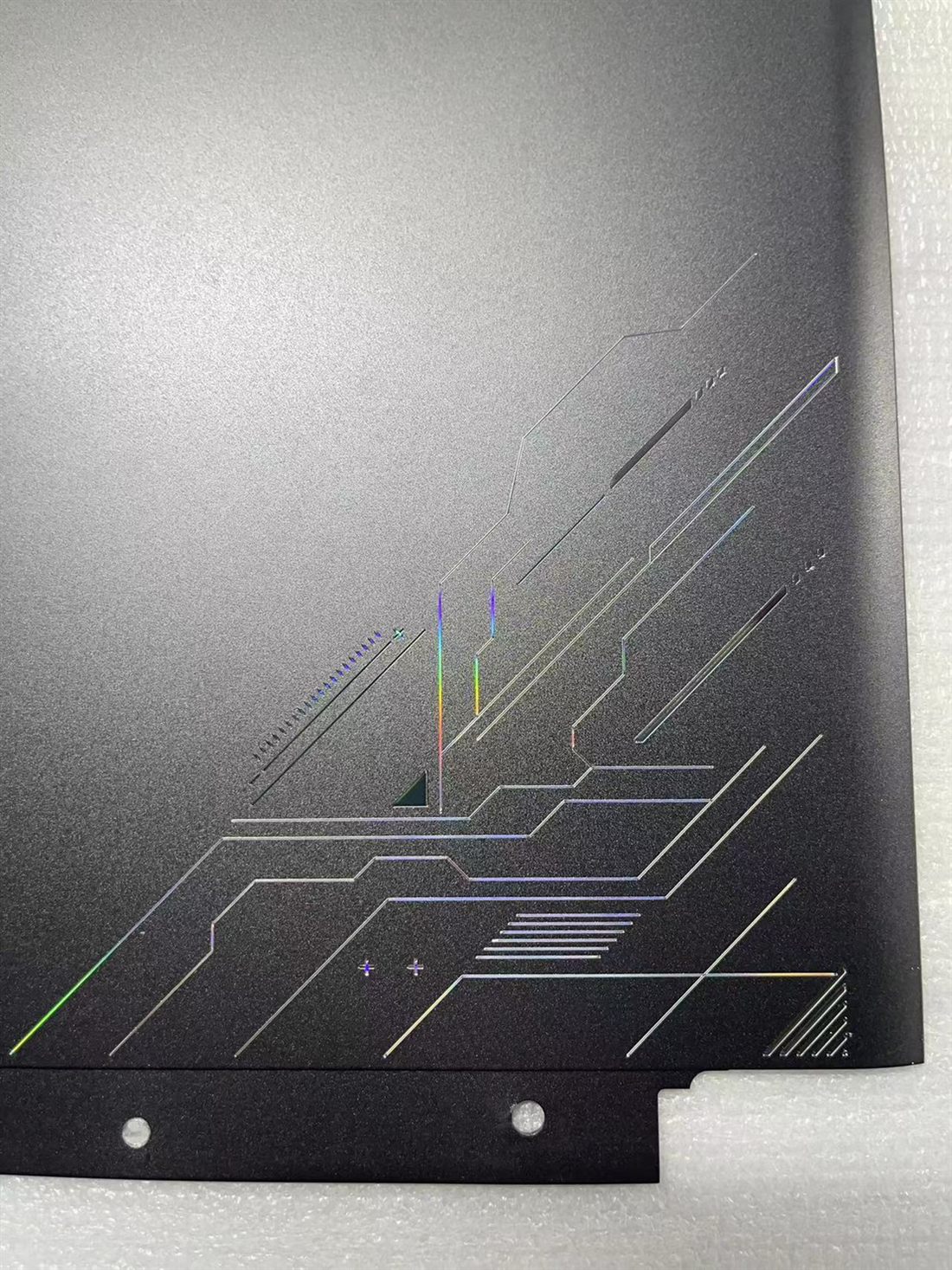 Iridescent diamond-cut pattern on the black cover