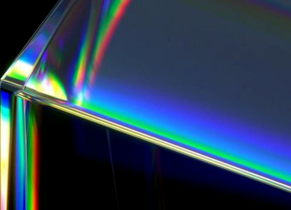 Light splitting on a cut crystal edge
