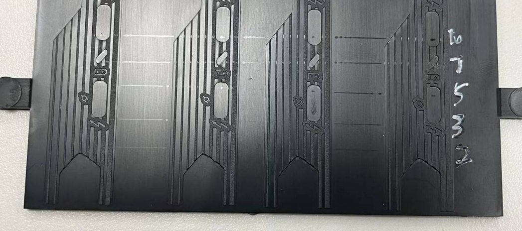 V1 texture plate after a 3N scratch test