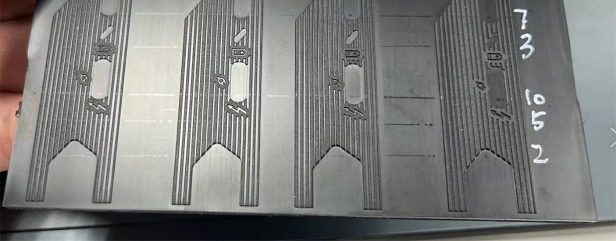 V2 texture plate after a 5N scratch test