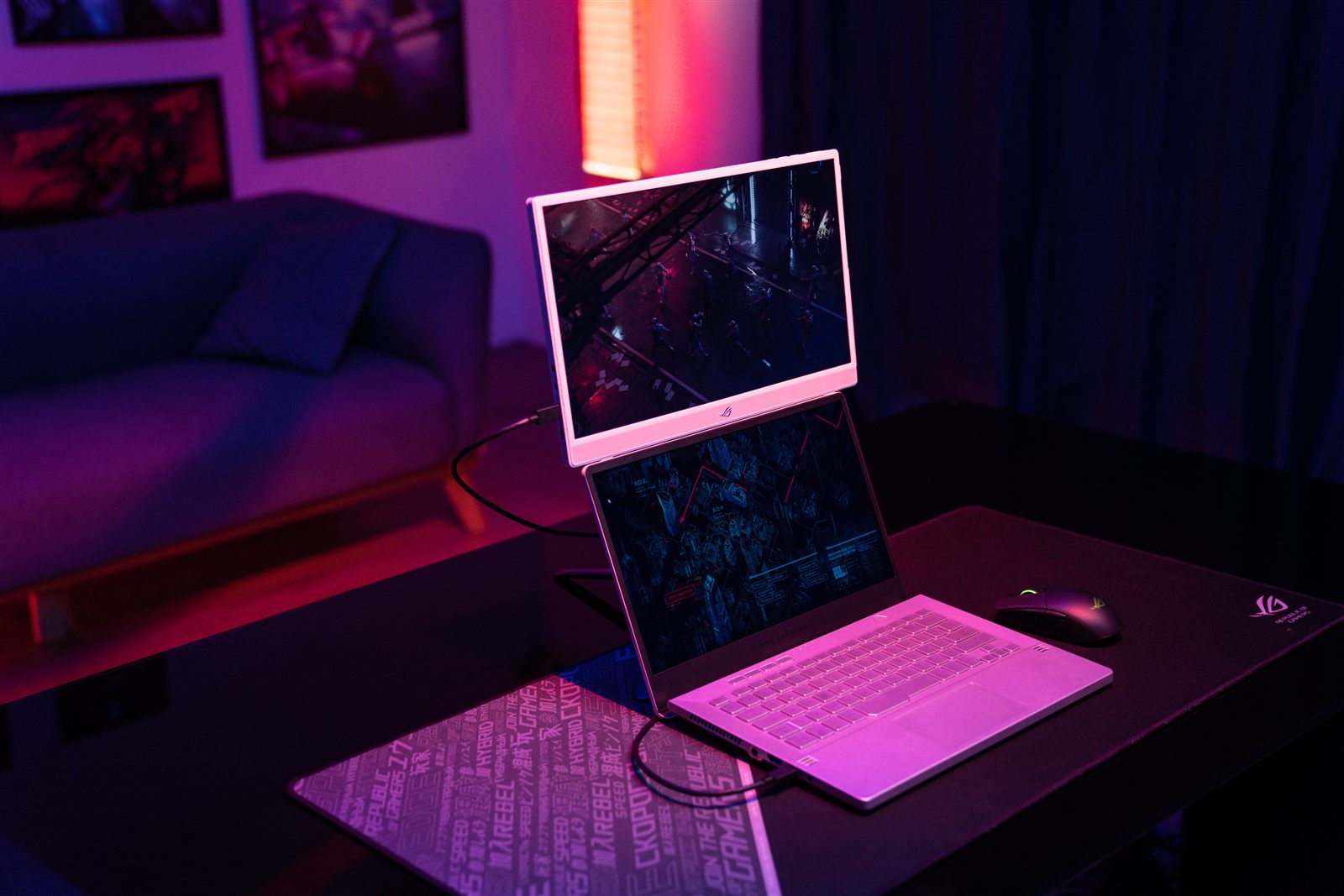 XG16 with a laptop in a living room