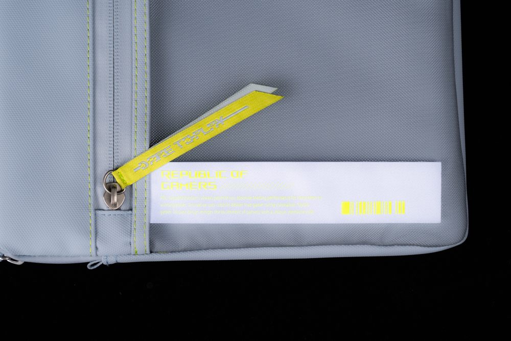 Sleeve zipper detail